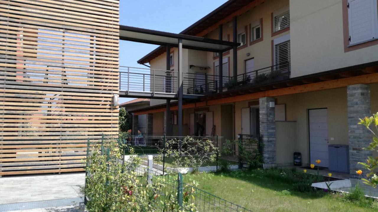 Charme Lake Loft Испра Екстериор снимка