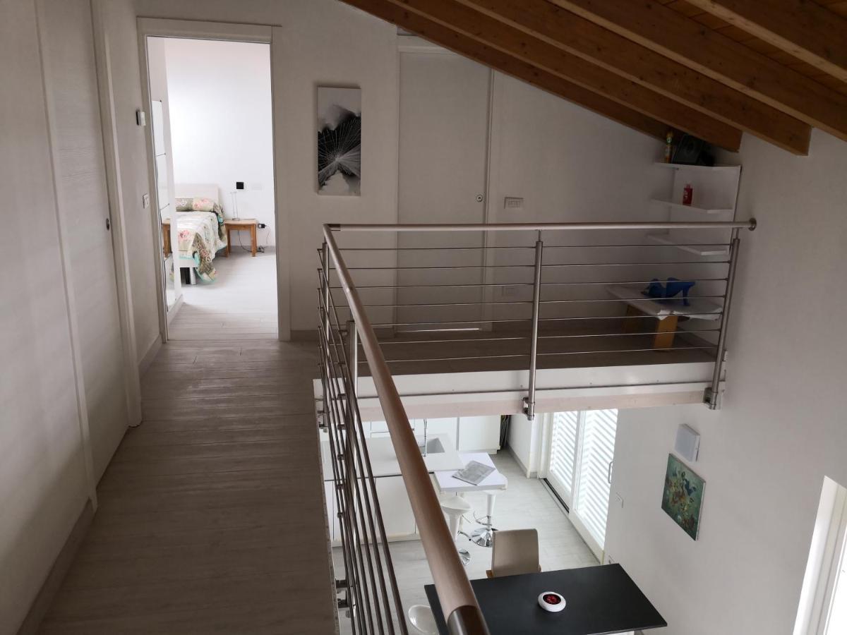 Charme Lake Loft Испра Екстериор снимка