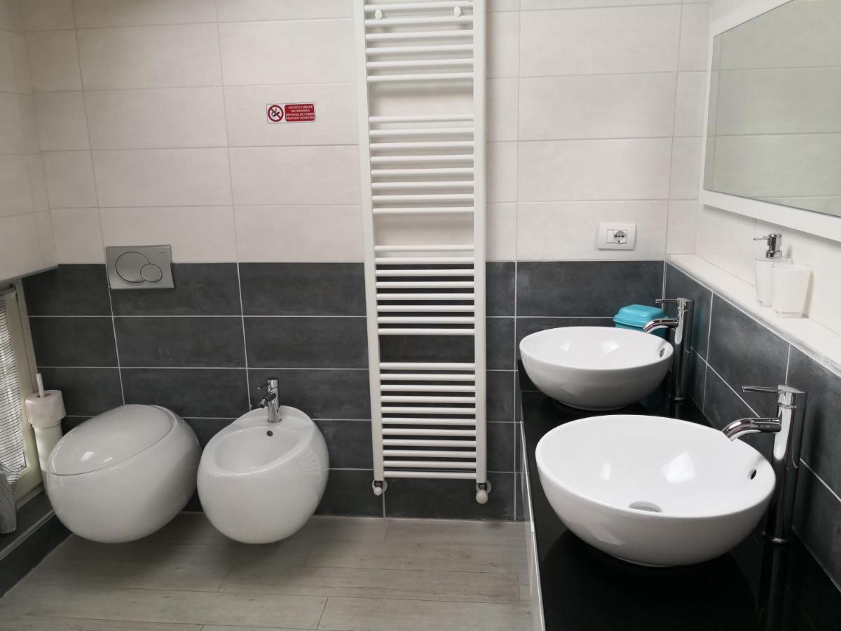 Charme Lake Loft Испра Екстериор снимка