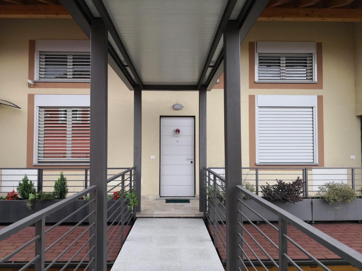 Charme Lake Loft Испра Екстериор снимка