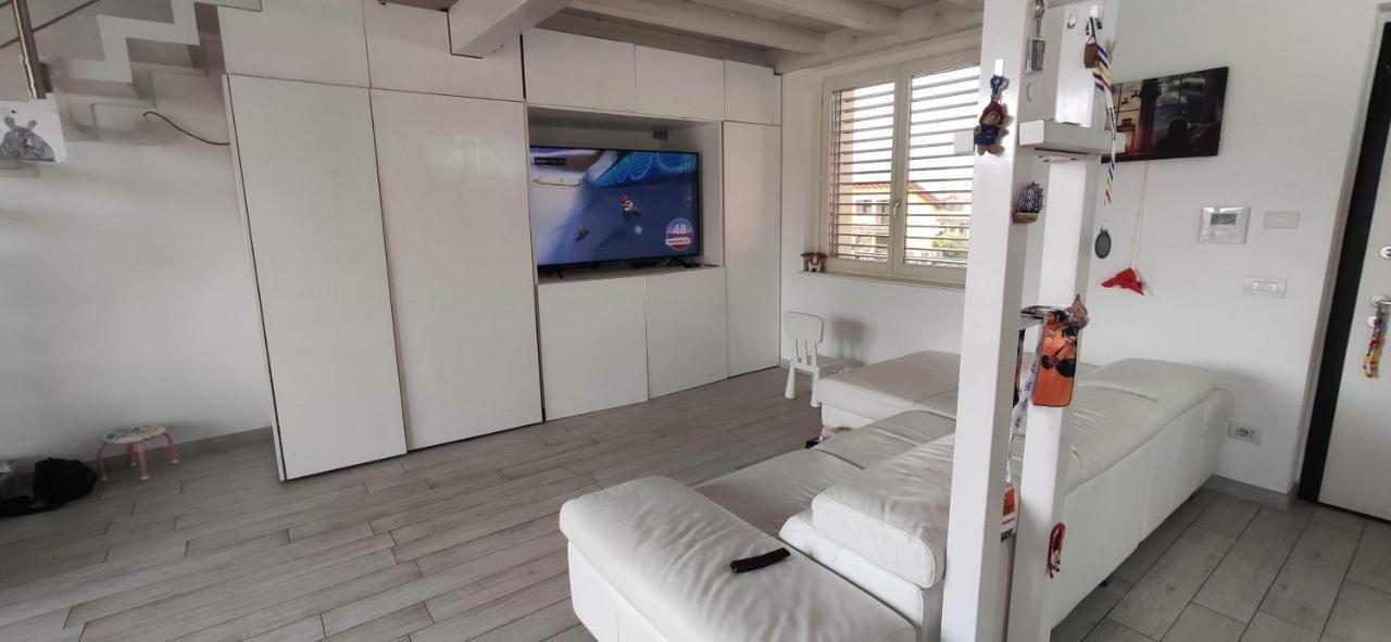 Charme Lake Loft Испра Екстериор снимка
