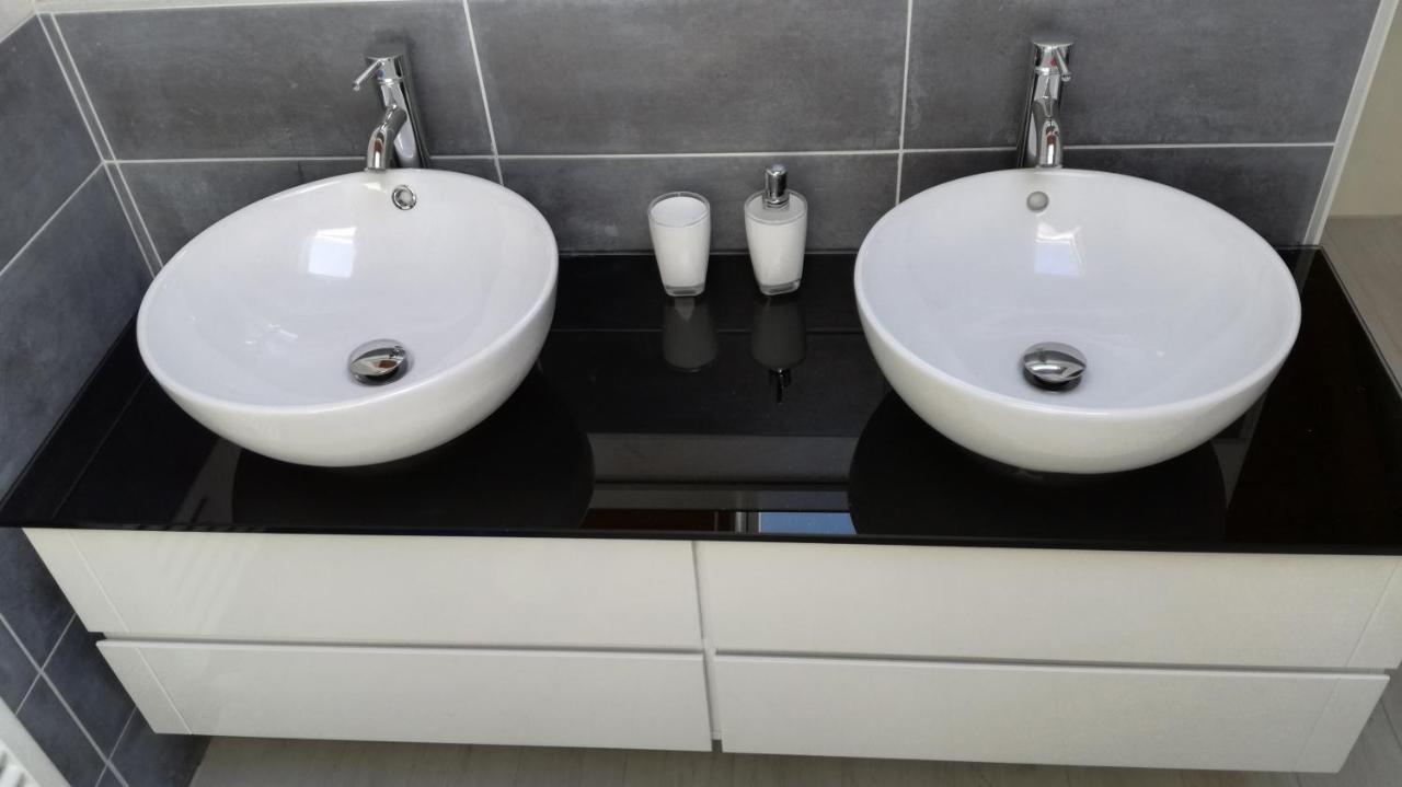 Charme Lake Loft Испра Екстериор снимка