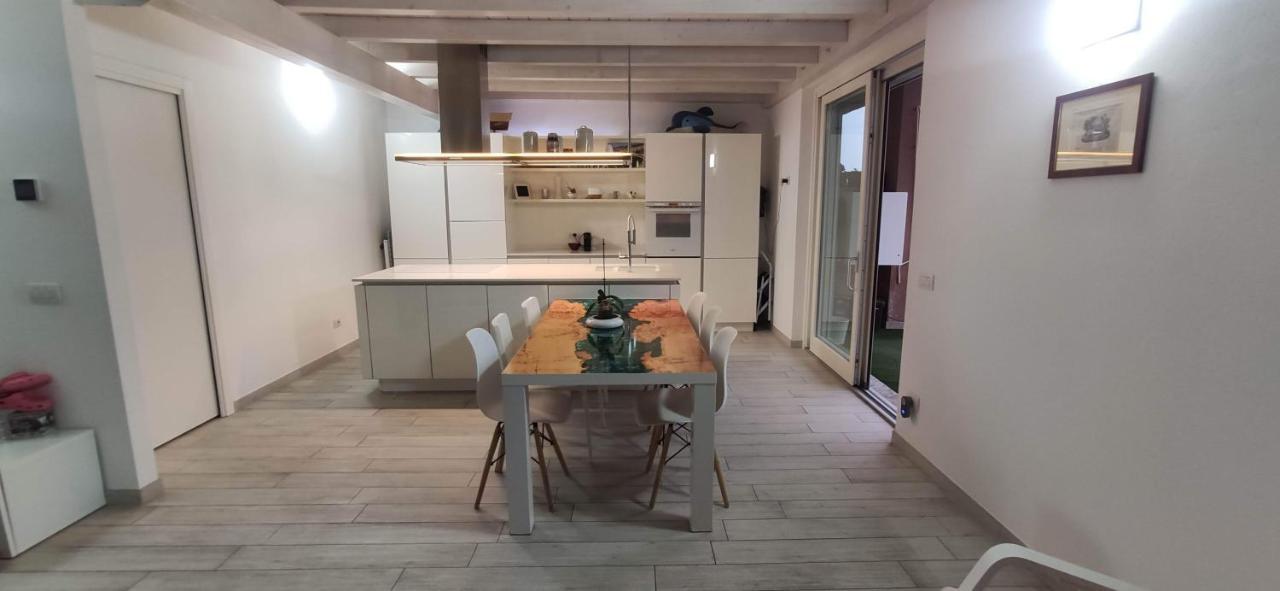 Charme Lake Loft Испра Екстериор снимка