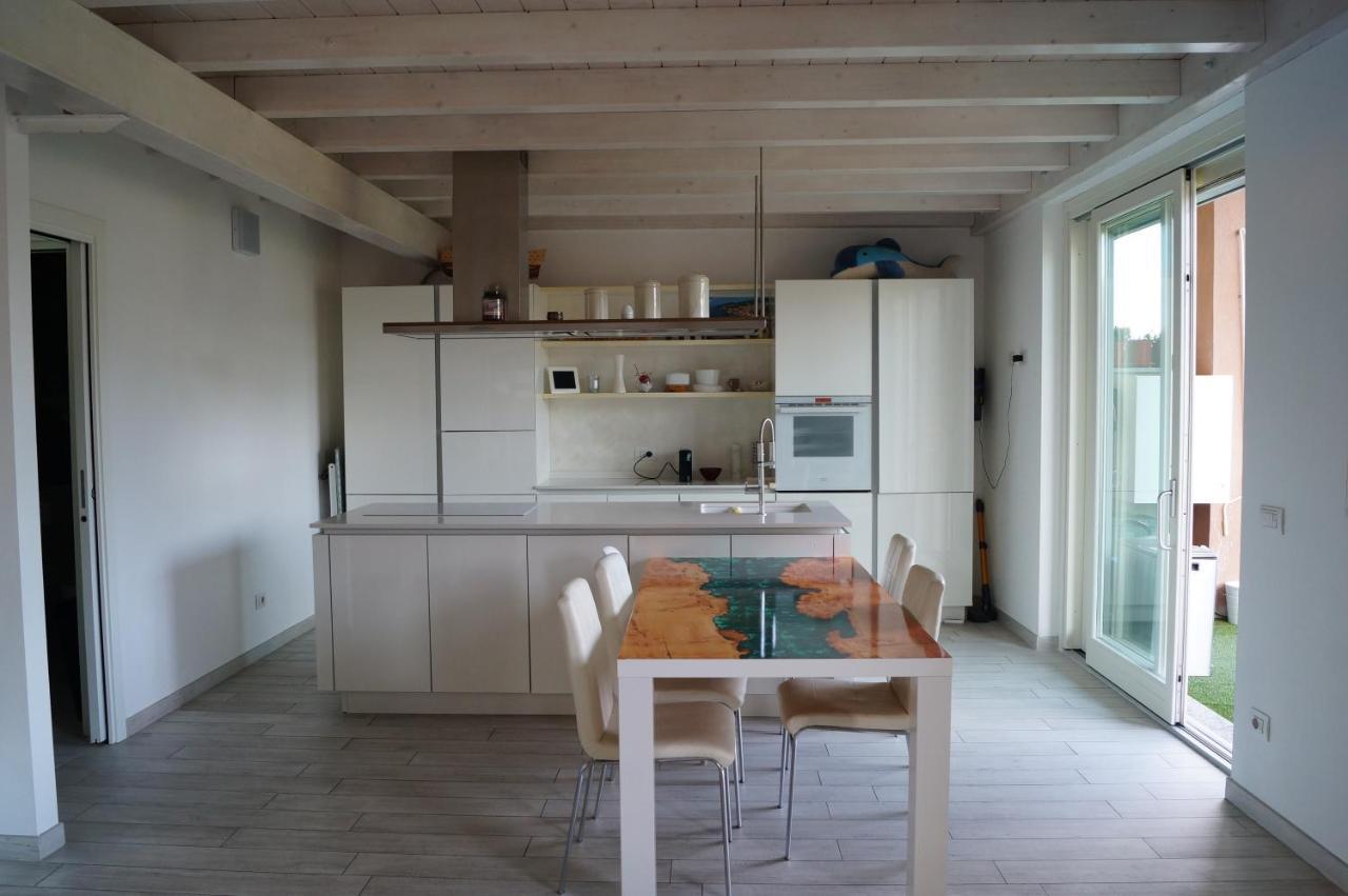 Charme Lake Loft Испра Екстериор снимка