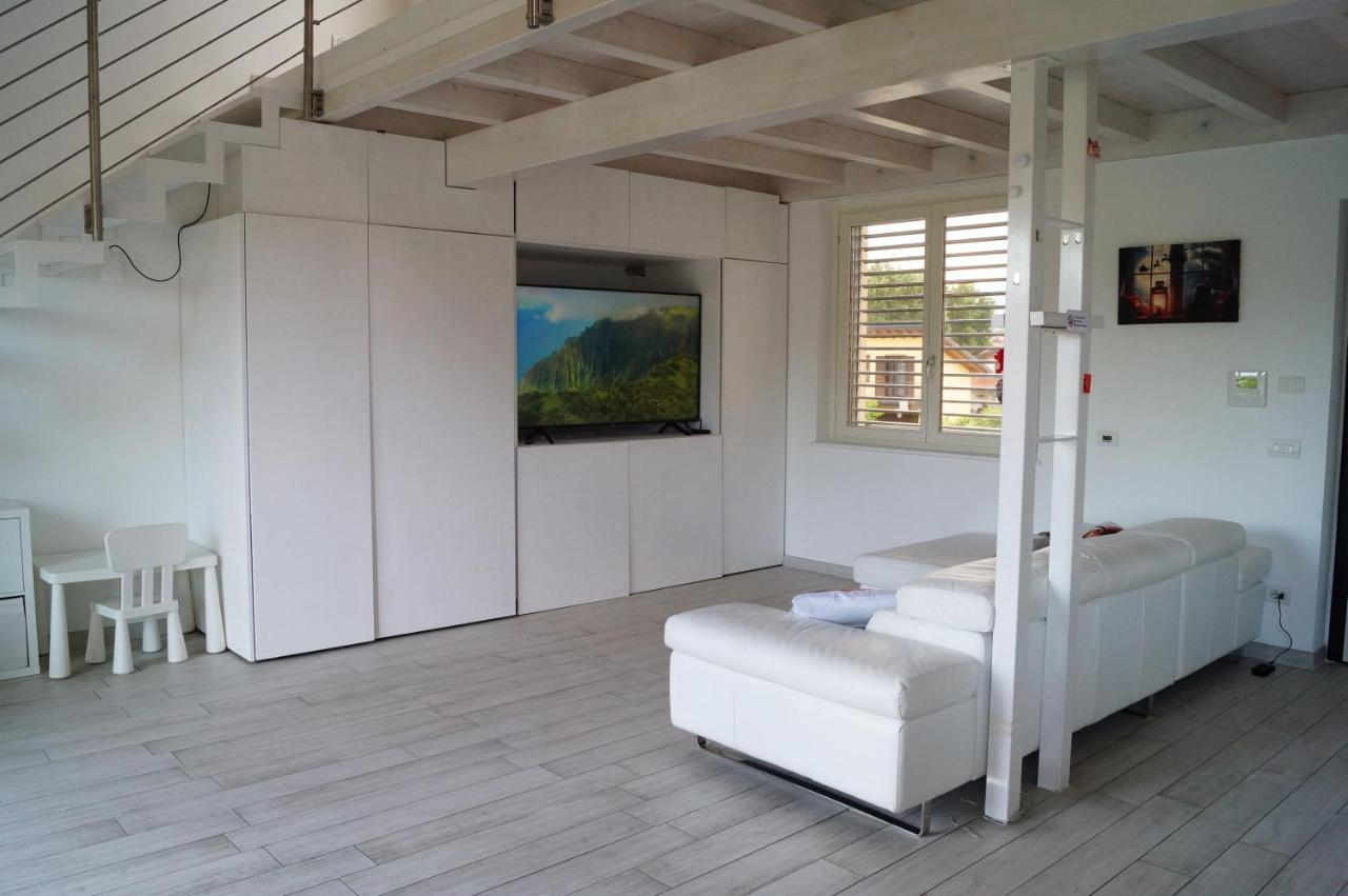 Charme Lake Loft Испра Екстериор снимка