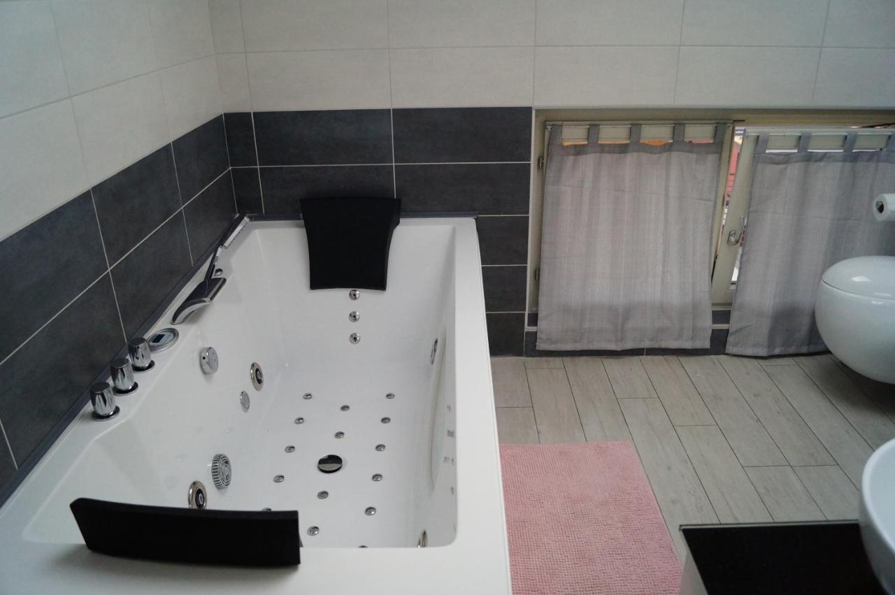 Charme Lake Loft Испра Екстериор снимка